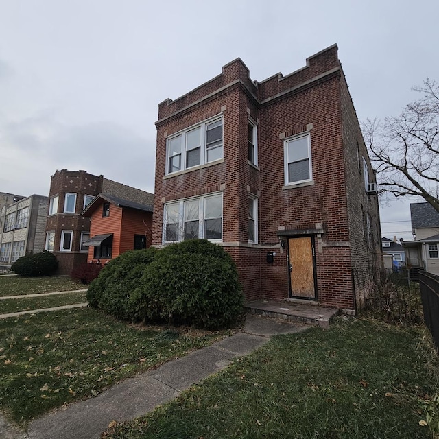 view of front of house featuring a front lawn