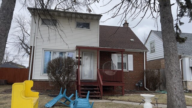 view of front of house featuring a front lawn