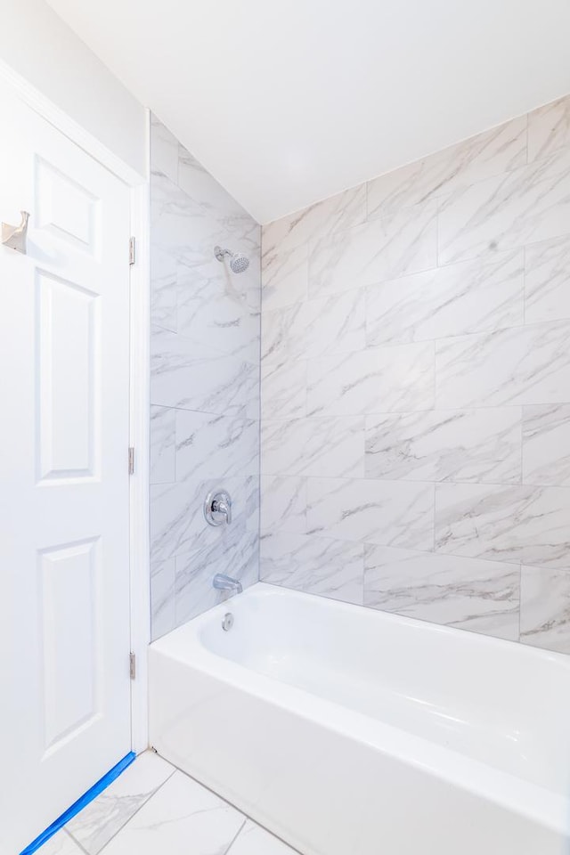 bathroom featuring tiled shower / bath