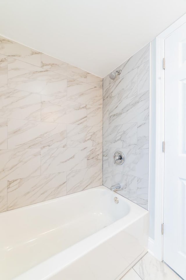 bathroom featuring tiled shower / bath