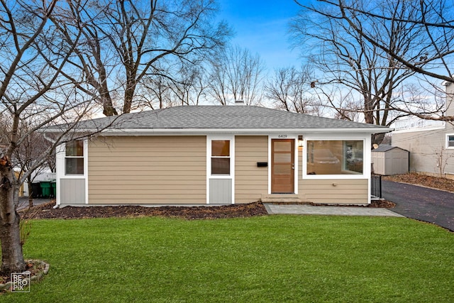 view of front facade featuring a front yard