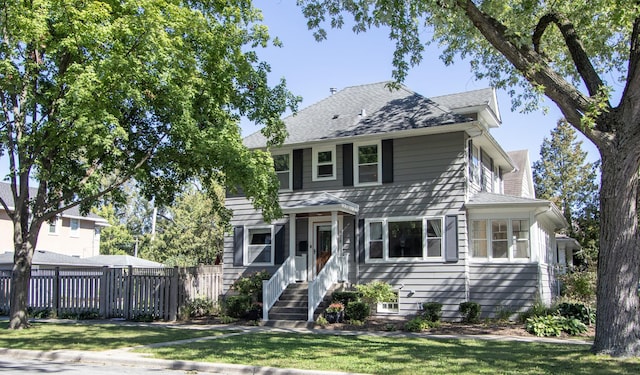 view of front of home featuring a front lawn