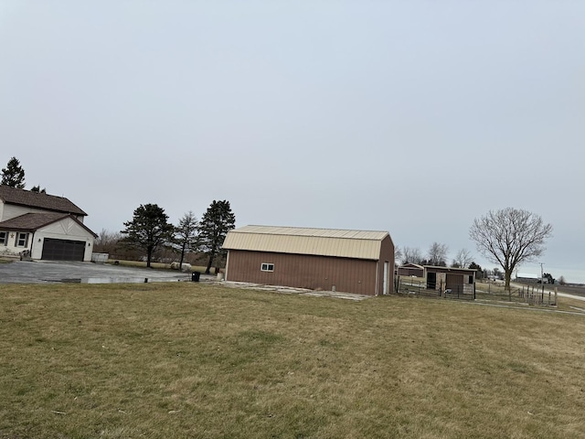 view of yard with an outbuilding