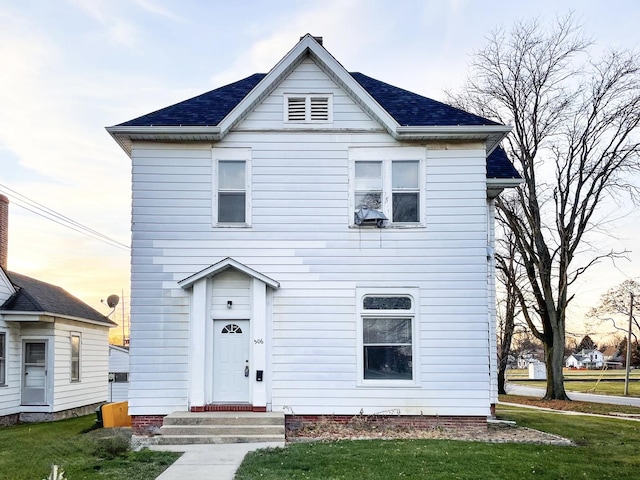 view of front facade with a yard