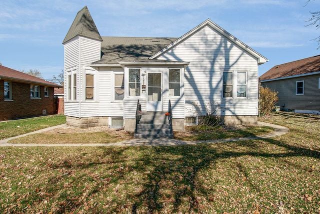 view of front of house featuring a front lawn