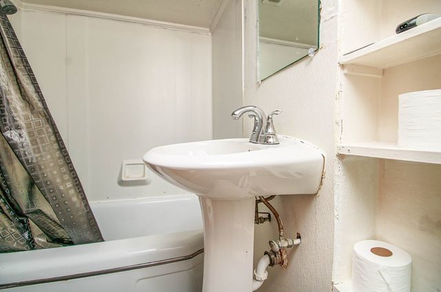 bathroom with shower / tub combo