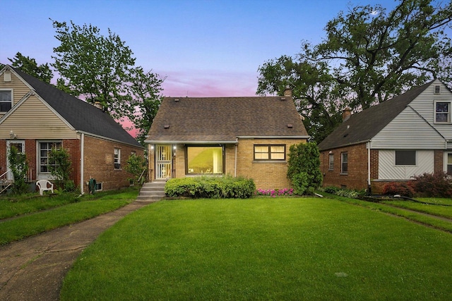 view of front facade featuring a yard