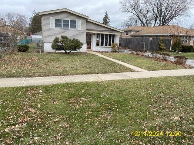 view of front of house with a front yard