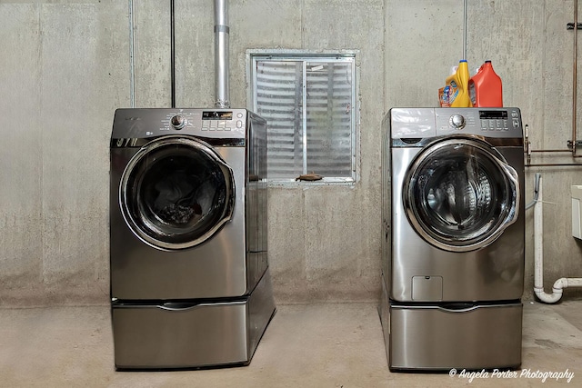 laundry room with washing machine and dryer