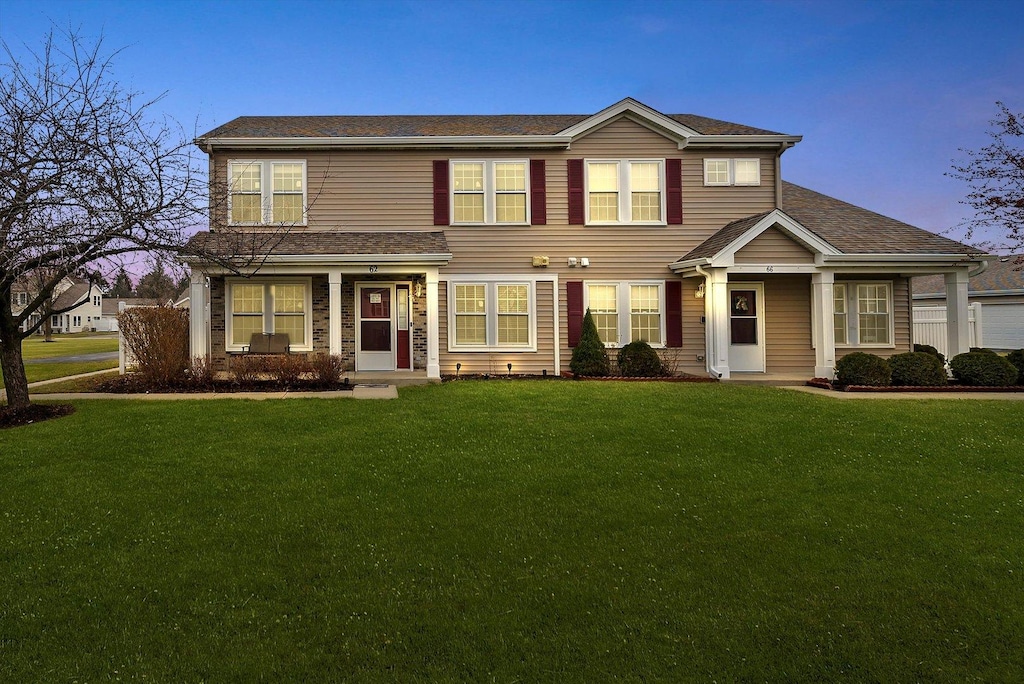 view of front of property featuring a lawn