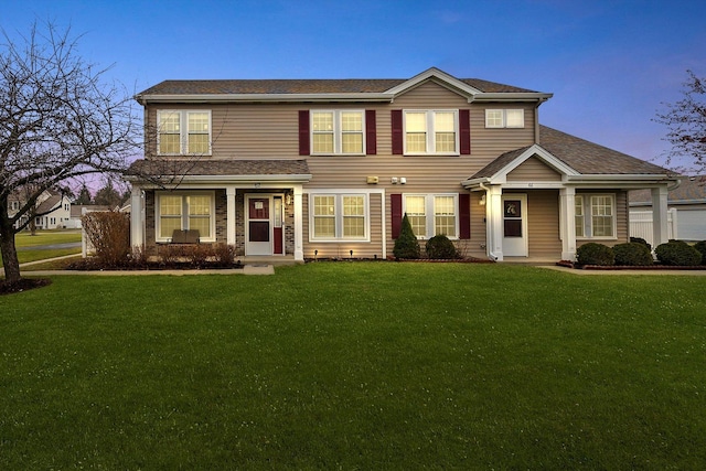 view of front of property featuring a lawn