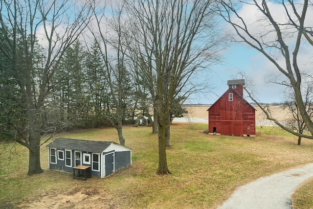 view of yard with an outdoor structure