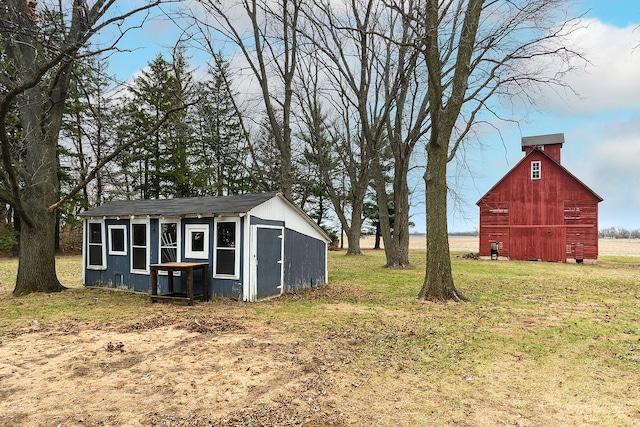 view of yard featuring an outdoor structure