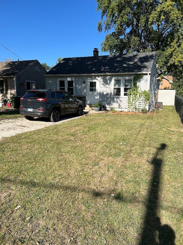 ranch-style house featuring a front yard