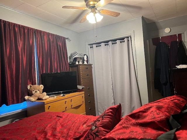 bedroom with ceiling fan