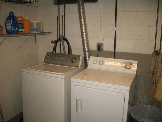 417 N Park Ave, Aurora, IL 60506 - laundry area featuring washing machine and dryer