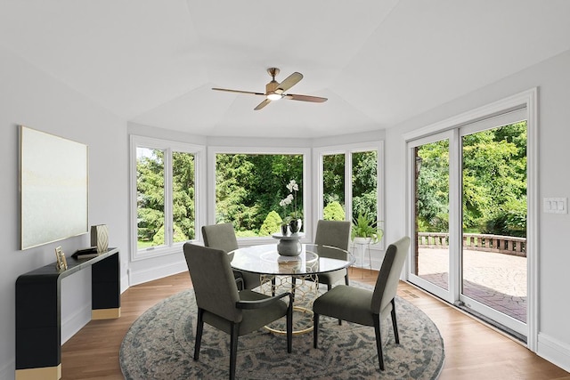 sunroom with ceiling fan