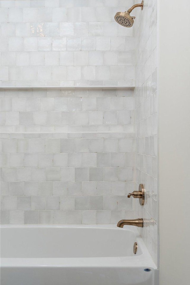 bathroom featuring tiled shower / bath