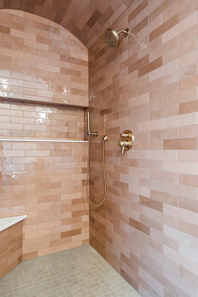 bathroom featuring a tile shower