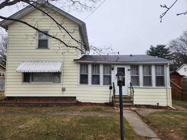 view of front of property with a front lawn