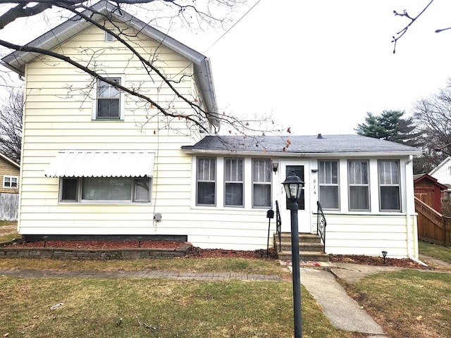 view of front of home featuring a front yard