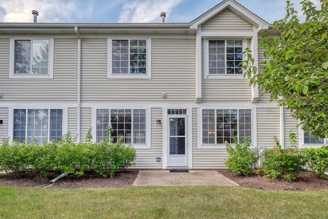 townhome / multi-family property featuring a patio and a front yard