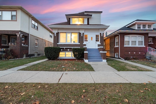 view of front of home featuring a lawn