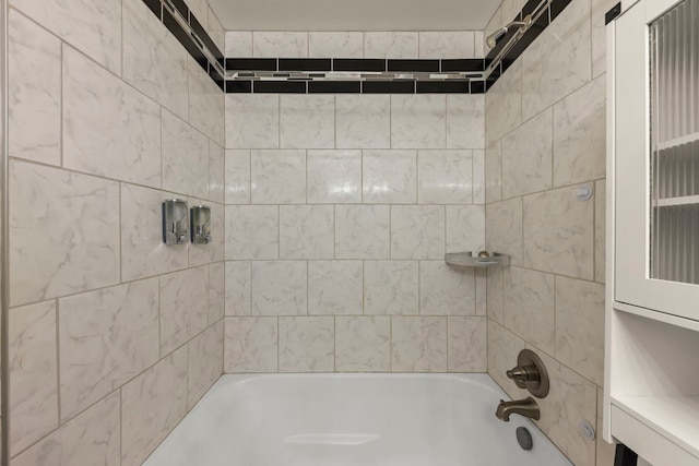 bathroom featuring tiled shower / bath combo