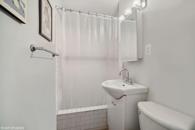 bathroom with a shower with curtain, toilet, and vanity