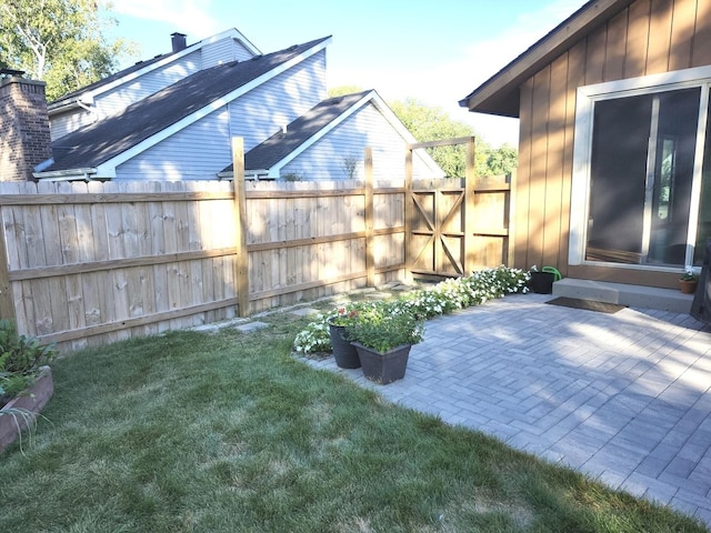 view of yard featuring a patio