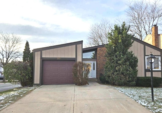 view of front facade with a garage