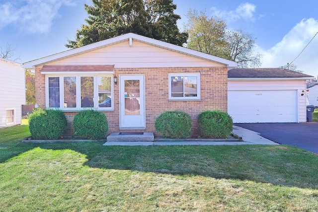 view of front of property featuring a front lawn and a garage