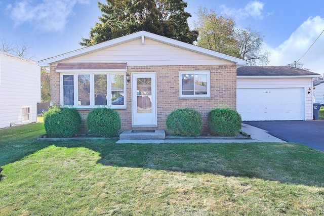 view of front of home featuring a garage and a front yard