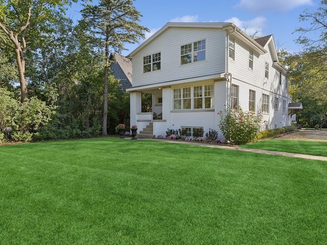 view of front of property featuring a front yard