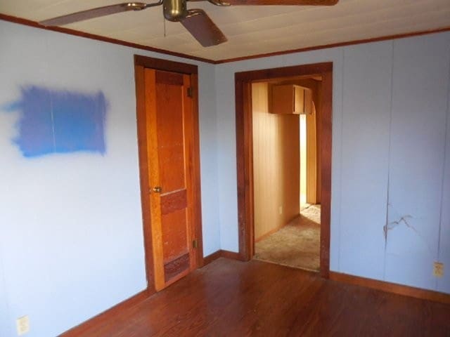 unfurnished room with hardwood / wood-style flooring, ceiling fan, and crown molding