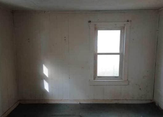 unfurnished room featuring a healthy amount of sunlight