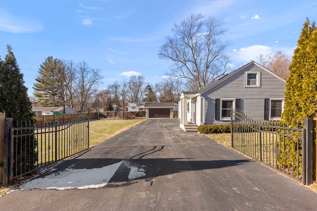 view of front of property featuring a front lawn