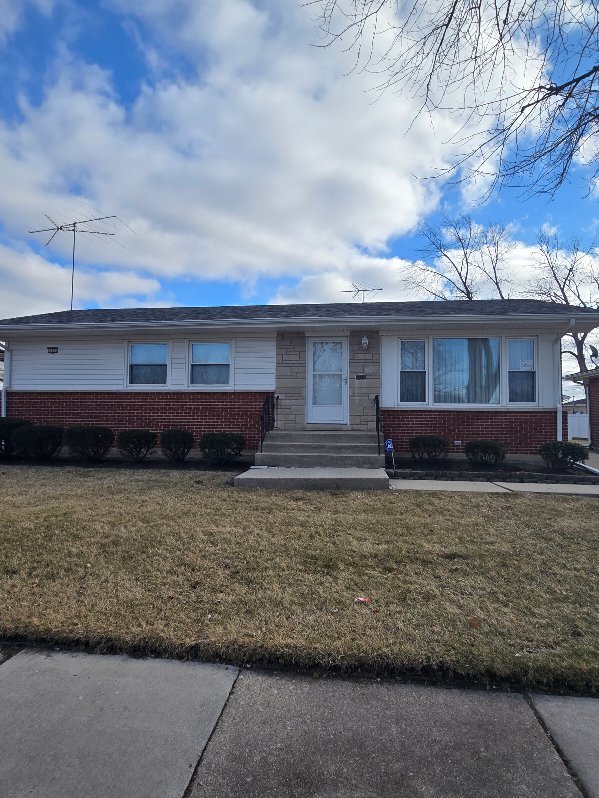 ranch-style home with a front yard