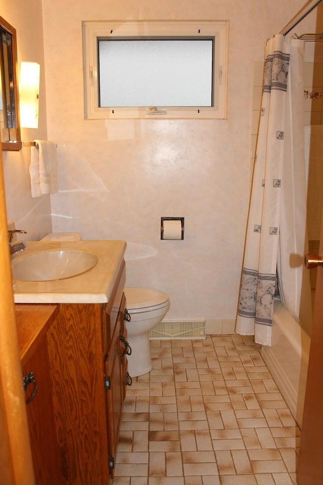 full bathroom featuring vanity, shower / bathtub combination with curtain, and toilet