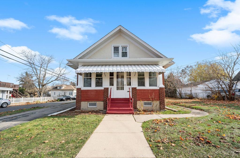 view of front facade with a front yard