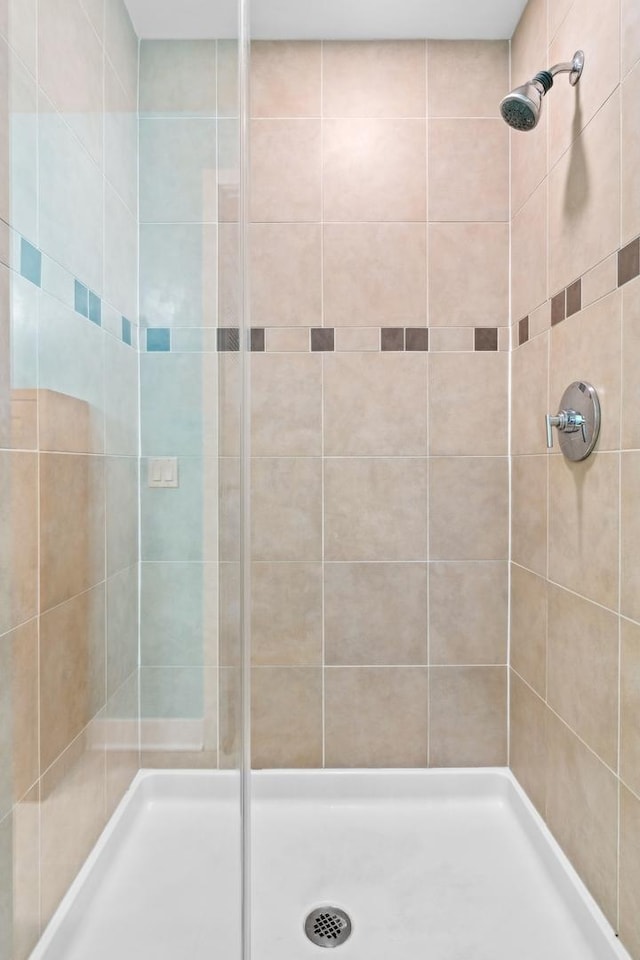 bathroom featuring a tile shower