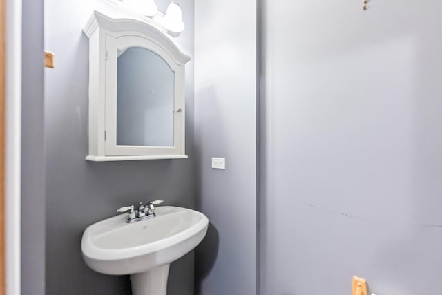 bathroom featuring sink