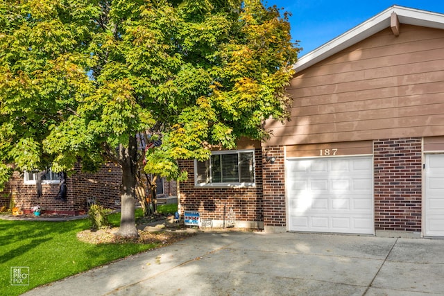 view of front of property featuring a garage and a front yard