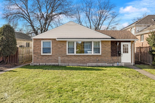 view of front of house featuring a front lawn