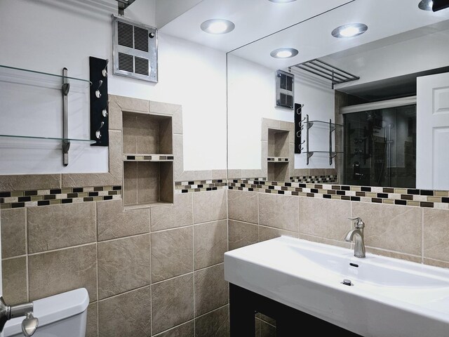 spare room featuring a textured ceiling, an AC wall unit, baseboards, and wood-type flooring