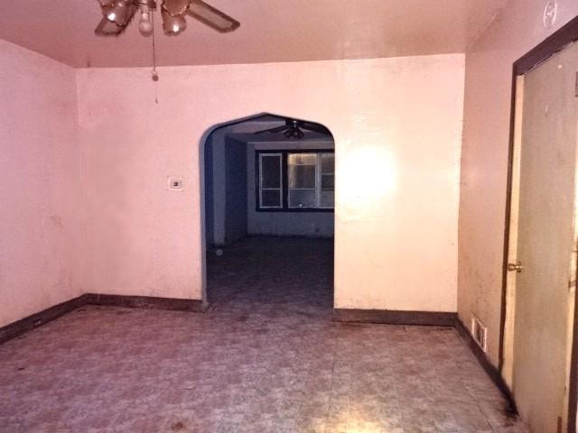 unfurnished room featuring ceiling fan