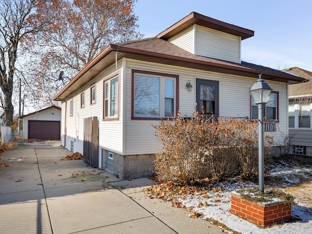 view of front of home featuring an outdoor structure and a garage