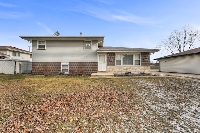 view of front of property featuring a front lawn