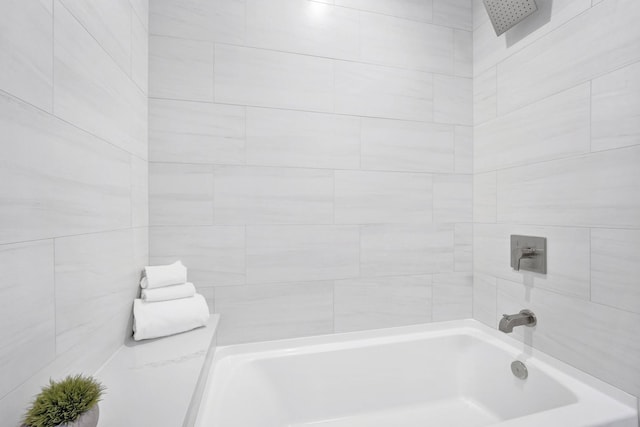 bathroom featuring tiled shower / bath combo