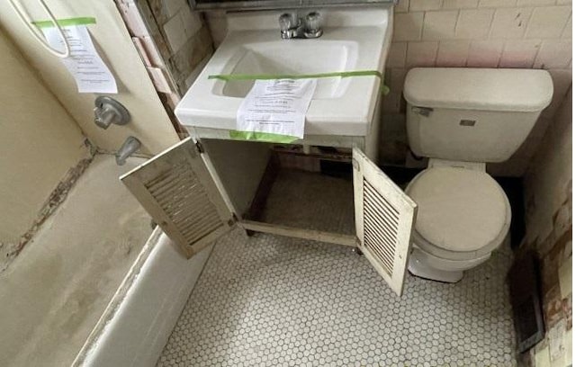 full bathroom featuring shower / bathtub combination, toilet, and sink